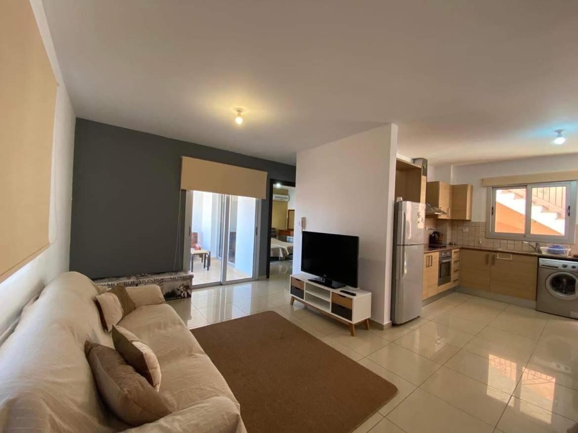 Andris Apartment Paralimni Bagian luar foto